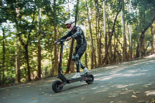 E-Scooter auf einer Straße im Grünen