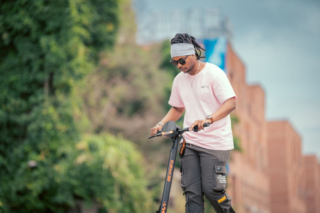 E-Scooter-Fahrer auf einer urbanen Strecke